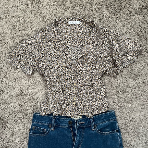 Cotton Floral Short Flutter Sleeve Button-Up Blouse. Brown & Navy Hued. Size XS. - Picture 10 of 10